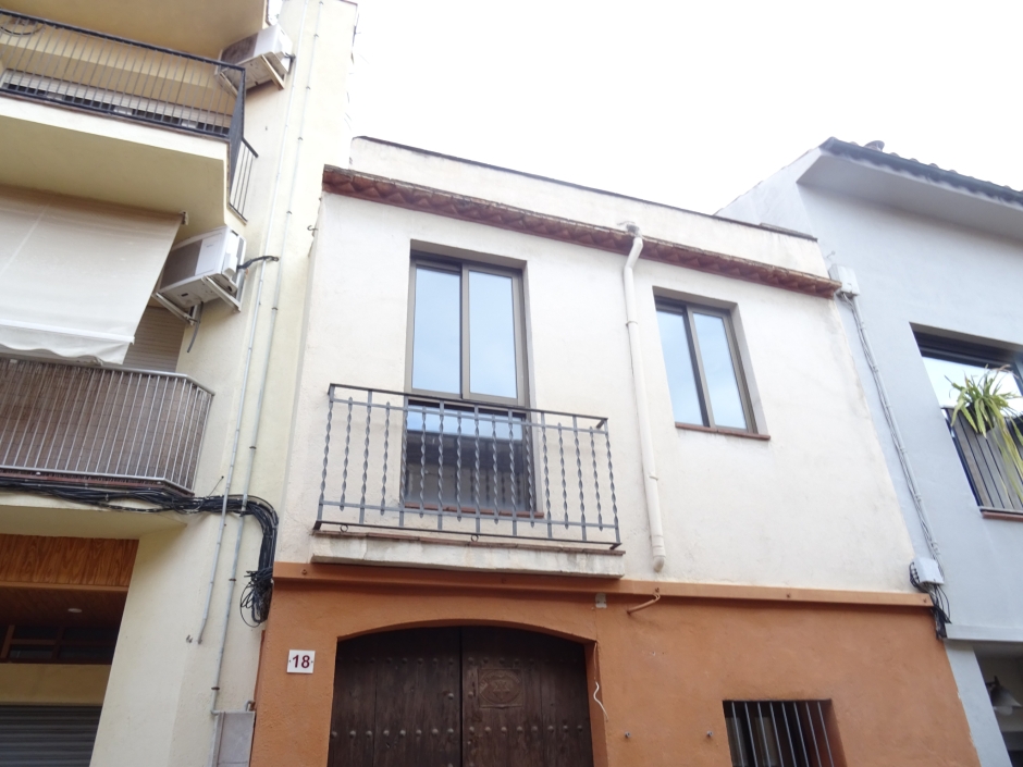 Primer pis i coronament de la casa al carrer del Carme número 18