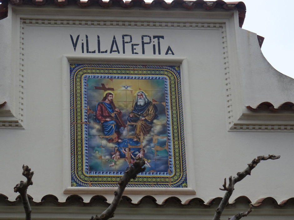 Majòlica de ceràmica de la Santíssima Trinitat al xalet de Villa Pepita.