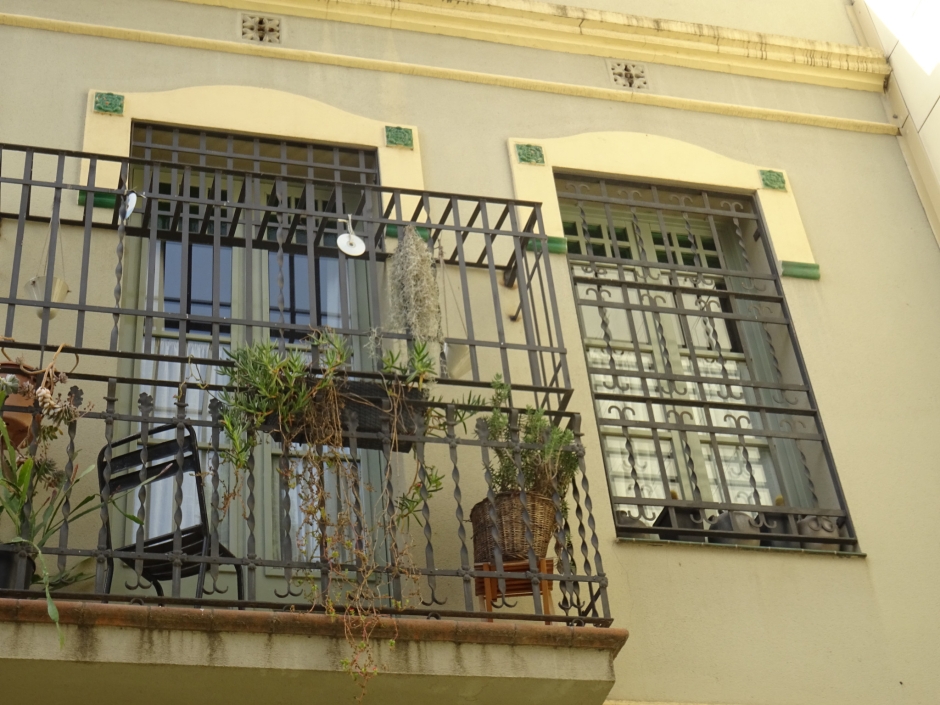 Detall del balcó i finestra del primer pis de Cal Moro.