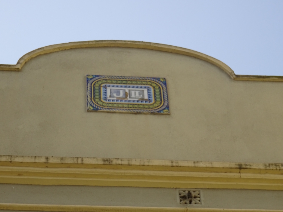 Detall del pinyó de la façana de Cal Moro.