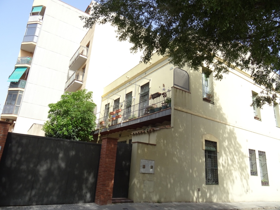 Façana lateral de Cal Moro en el carrer Borrell.