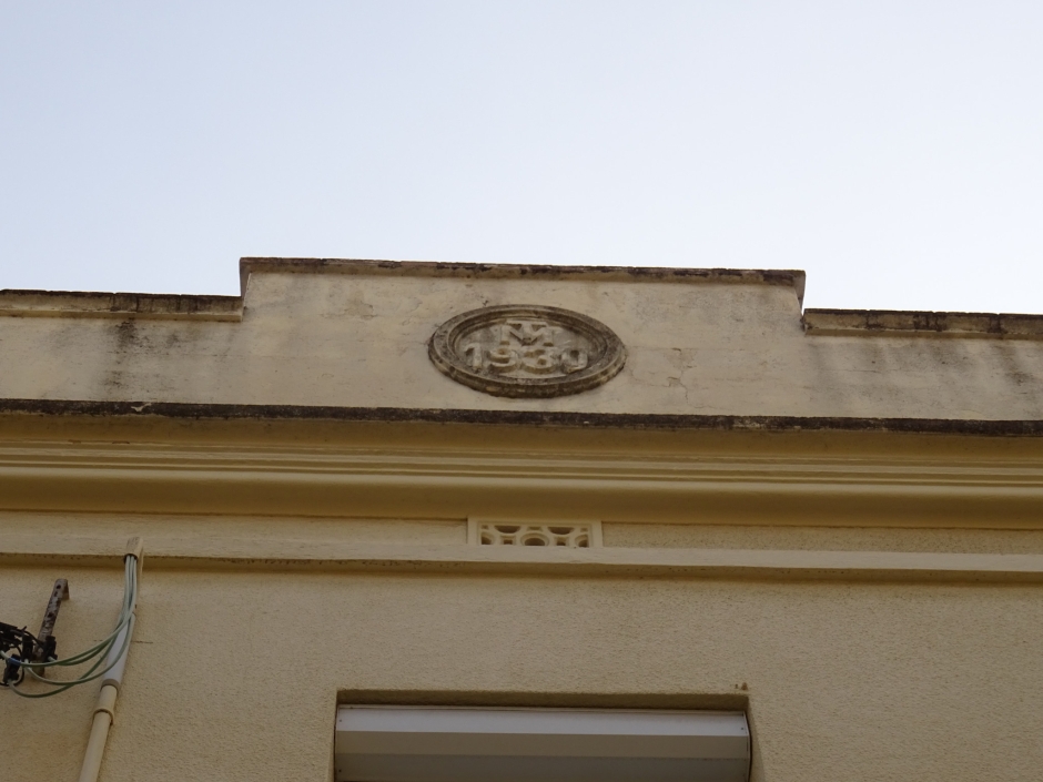 Detall del coronament de la casa de Lleó Calafell al carrer Xerric.