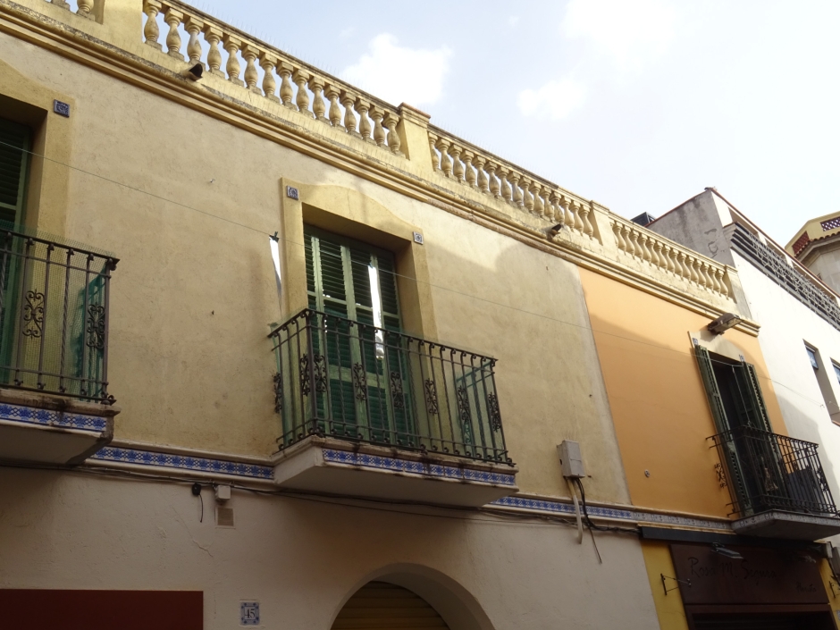 Detall del balcó del primer pis de la casa del carrer Santa Maria número 45.