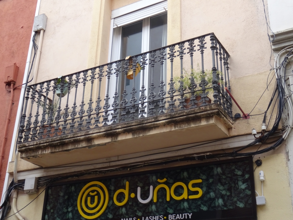 Detall del balcó de la casa de Francesc Mas.