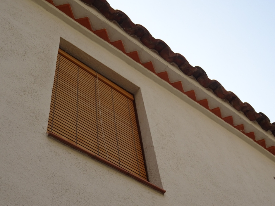 Detall del ràfec de la casa del carrer de la Sort números 30.