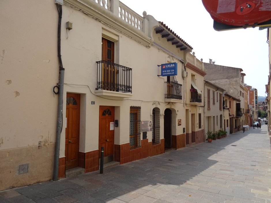 Conjunt de tres cases al carrer del Carme números 38, 40 i 42.