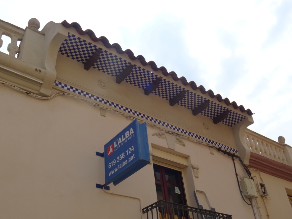 Detall del ràfec de la casa del carrer del Carme número 40.