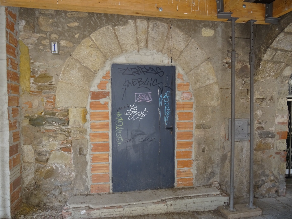Portal de pedra de la Posada Nova (Cal Brinca).