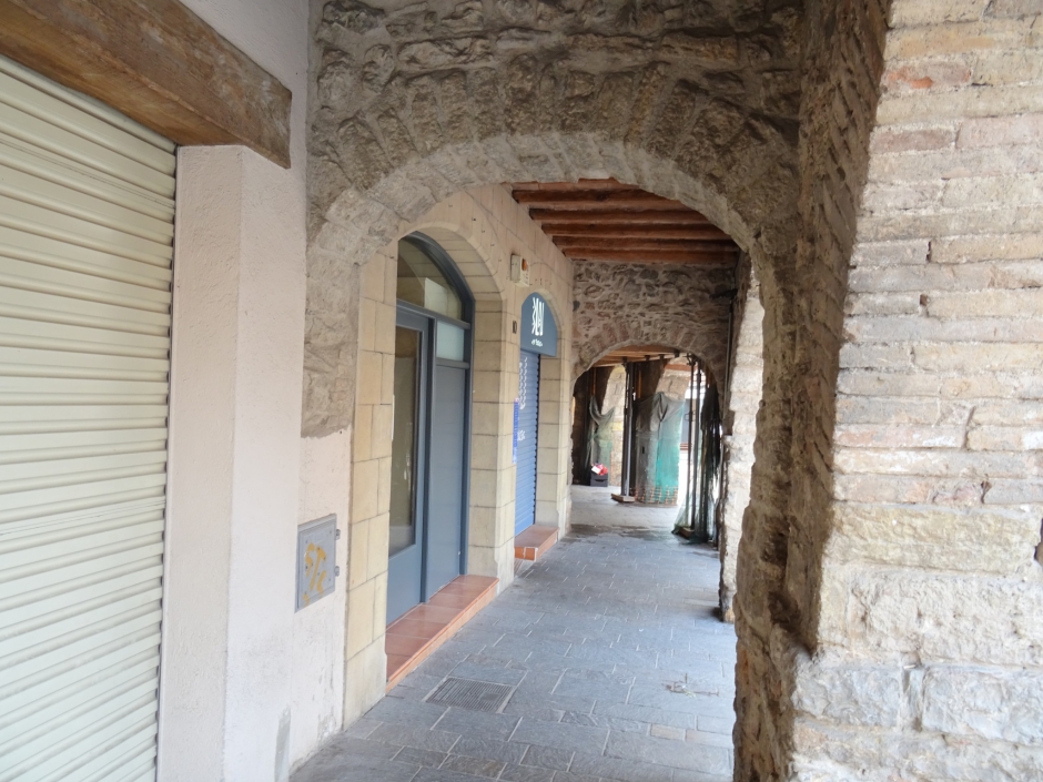 Interior de la porxada de la casa de la plaça Pere San número 10.