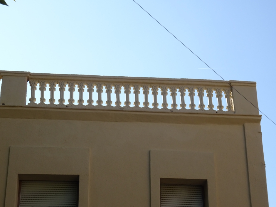 Coronament de la casa de Josep Caldés.