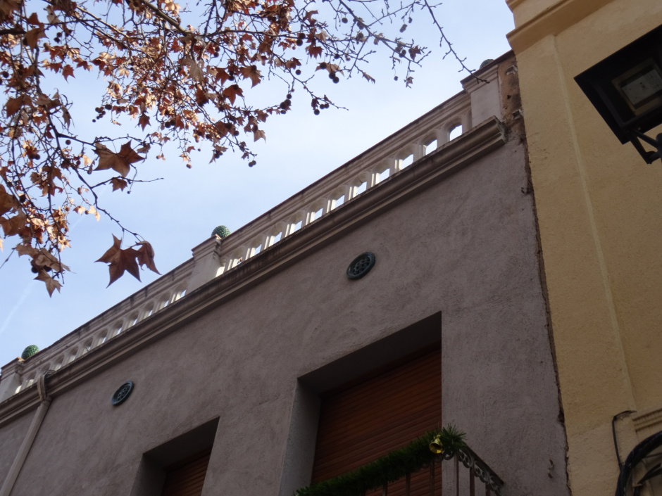 Coronament de les cases de Josep Pila.