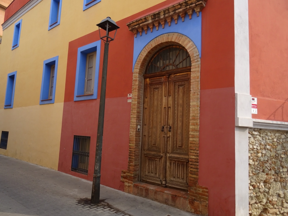 Portal de la façana lateral de la casa Josep Massana.