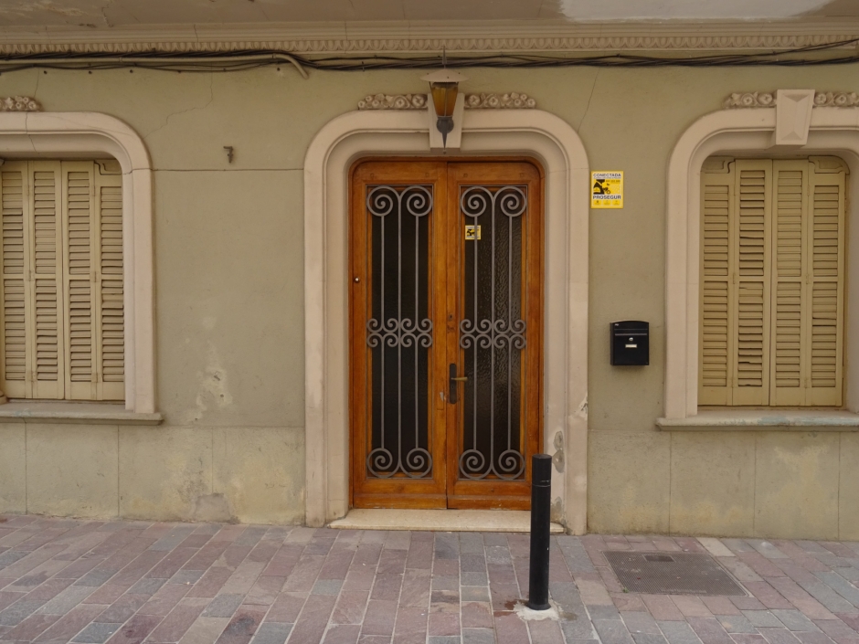 Portal d'entrada de la casa del carrer Viñolas número 7.
