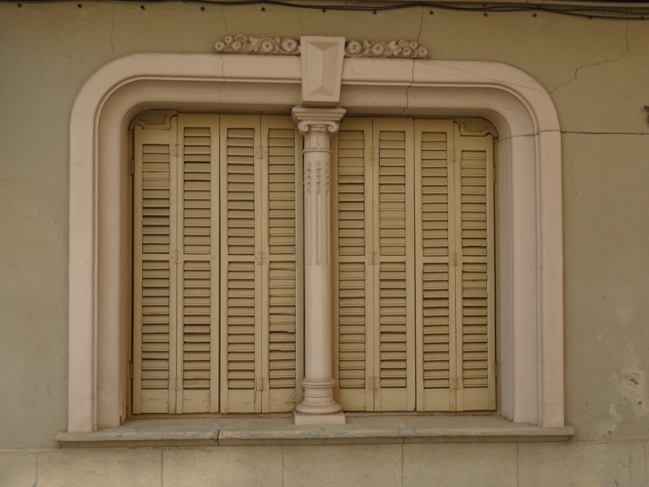 Finestral de la casa del carrer Viñolas número 7.