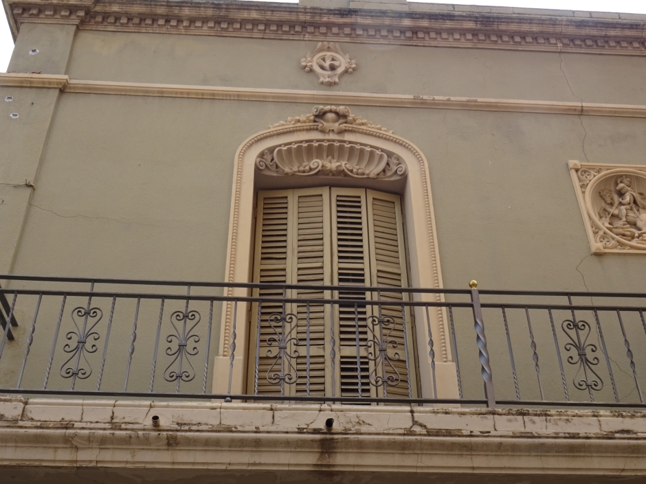 Detall del balcó del primer pis de la casa del carrer Viñolas número 7.