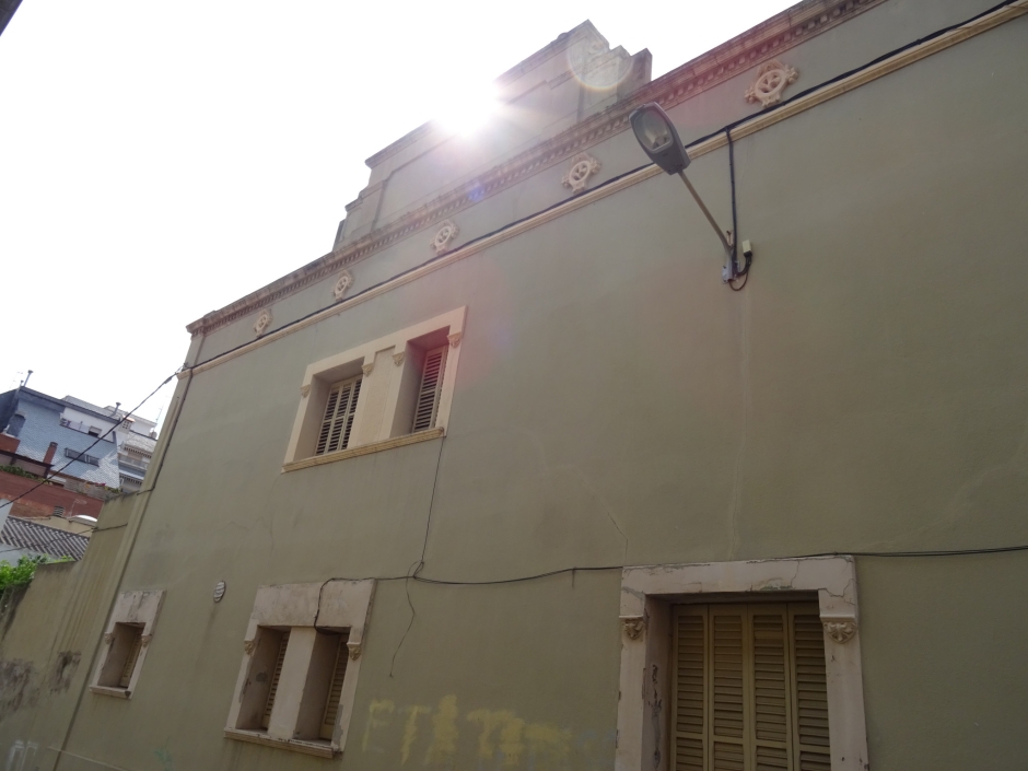 Façana laterial de la casa del carrer Viñolas número 7.