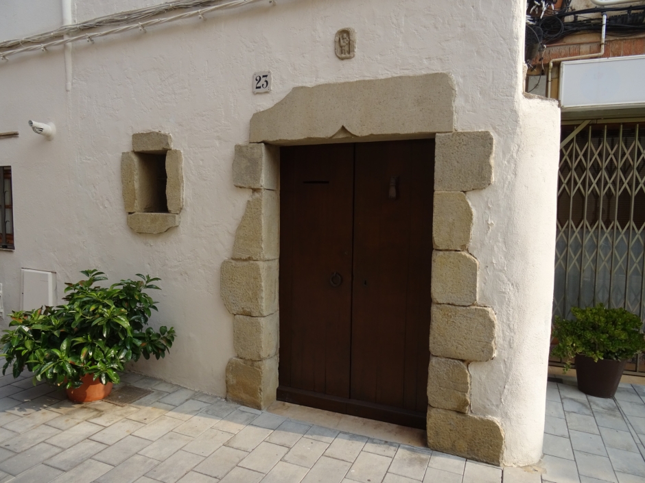 Portal de la casa al carrer Hospital número 23