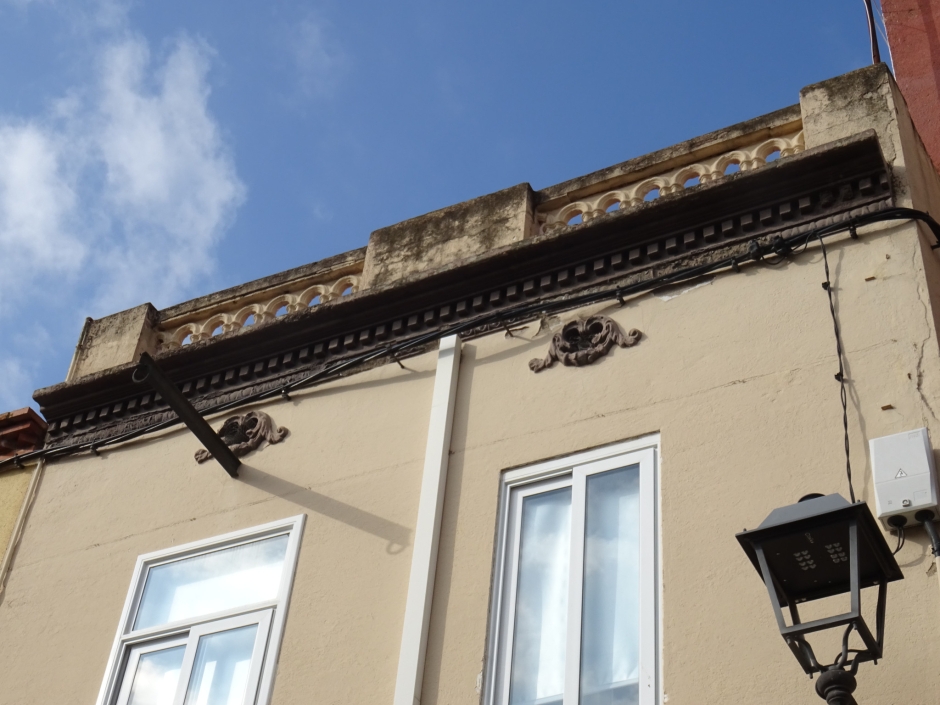 Part superior i coronament de l'edifici del carrer Balmes número 21.