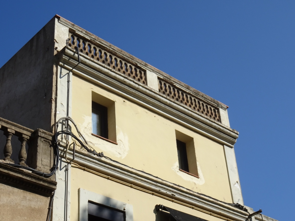 Segon pis i coronament de la casa de Sever Pila.