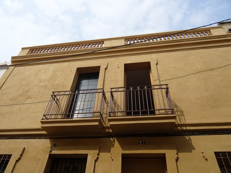 Balcons del primer pis de les cases del carrer Viñolas números 2 i 4.