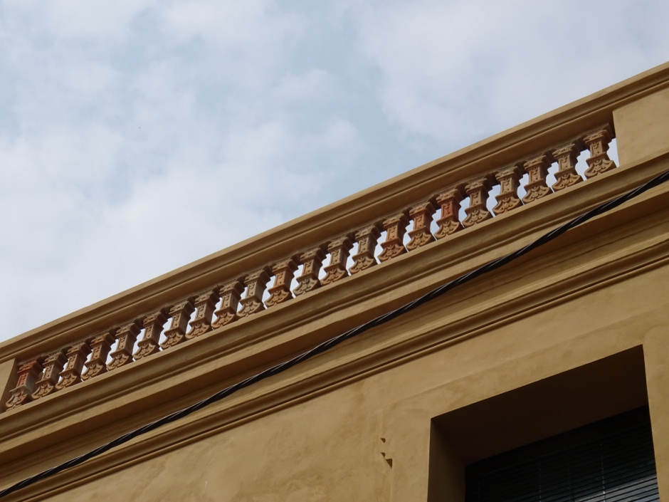Balustrada de les cases del carrer Viñolas números 2 i 4.