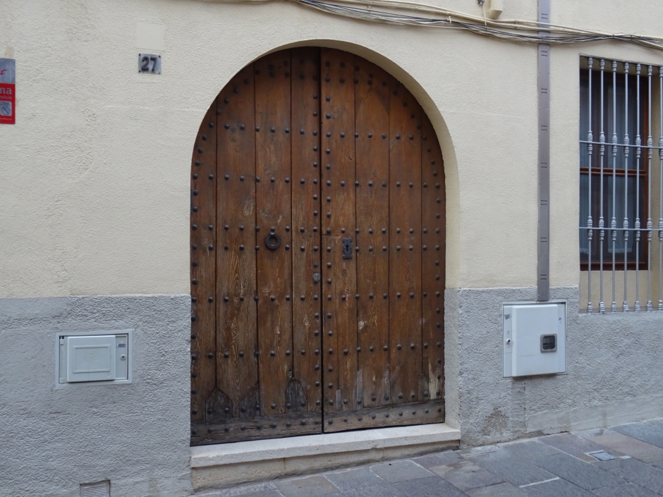 Portal d'entrada de del conjunt de dues cases del carrer del Carme número 27