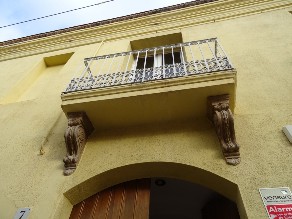 Balcó sobre el portal d'entrada de Cal Pruna.