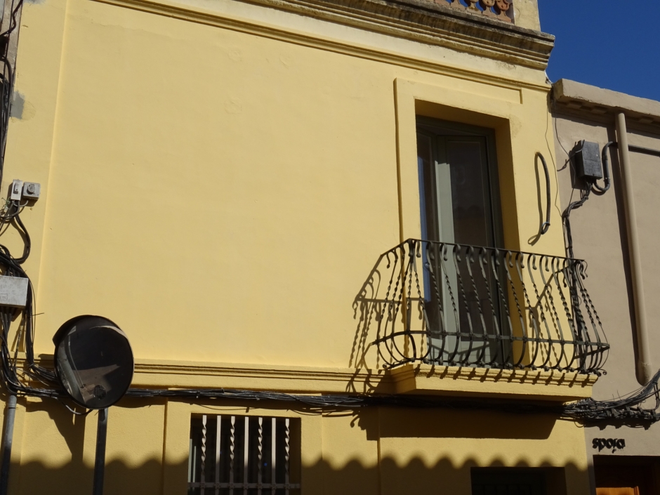 Primer pis amb el balcó de la casa al carrer de Sant Antoni número 46.