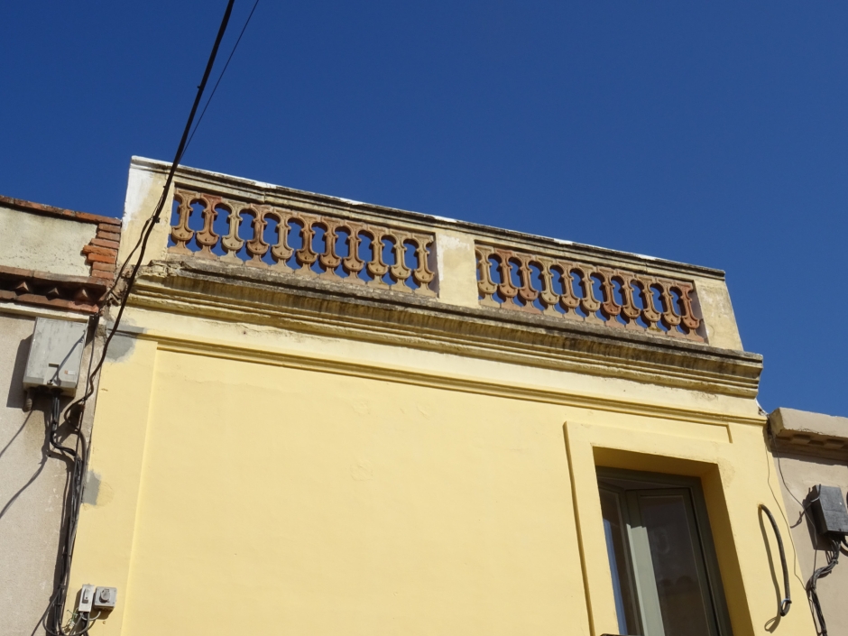 Coronament d la casa al carrer de Sant Antoni número 46.