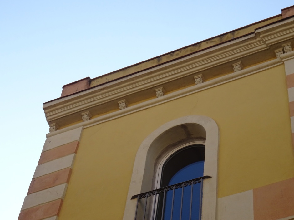 Detall de la part superior de la casa de Jeroni Farrés.