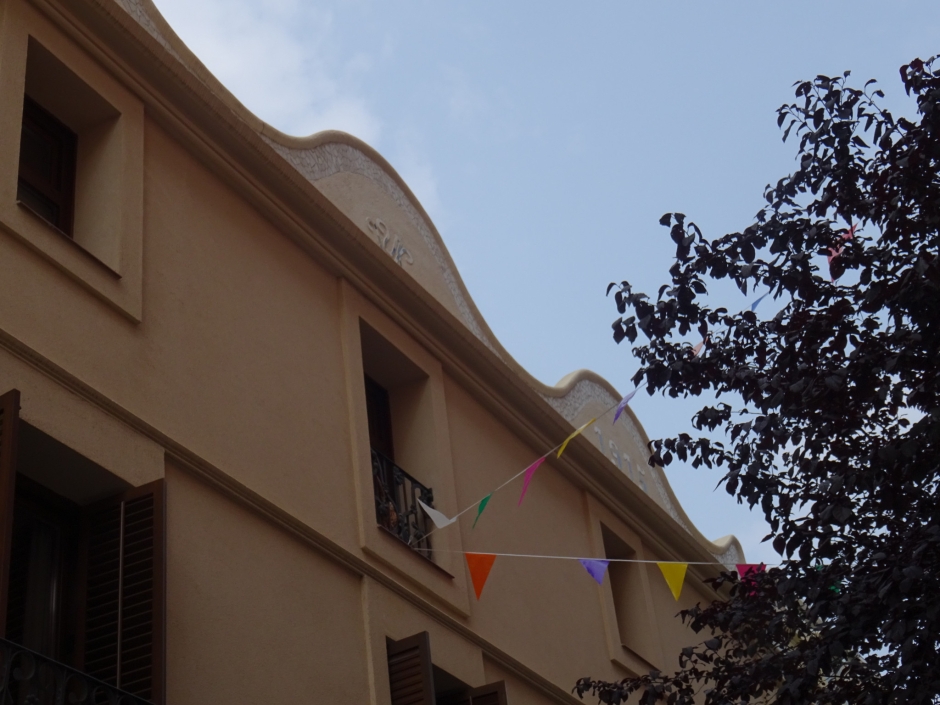 Detall de segon pis i cornament amb la cornisa ondulada de la casa Vendrell I.