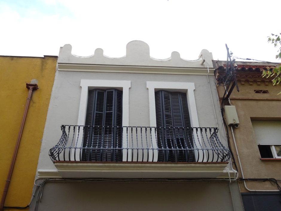 Balcó i cornament de la casa d'Antoni Cervalls I.