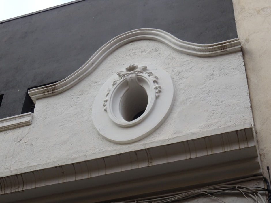 Decoració del coronament de la façana principal de la casa d'Antoni Cervalls II