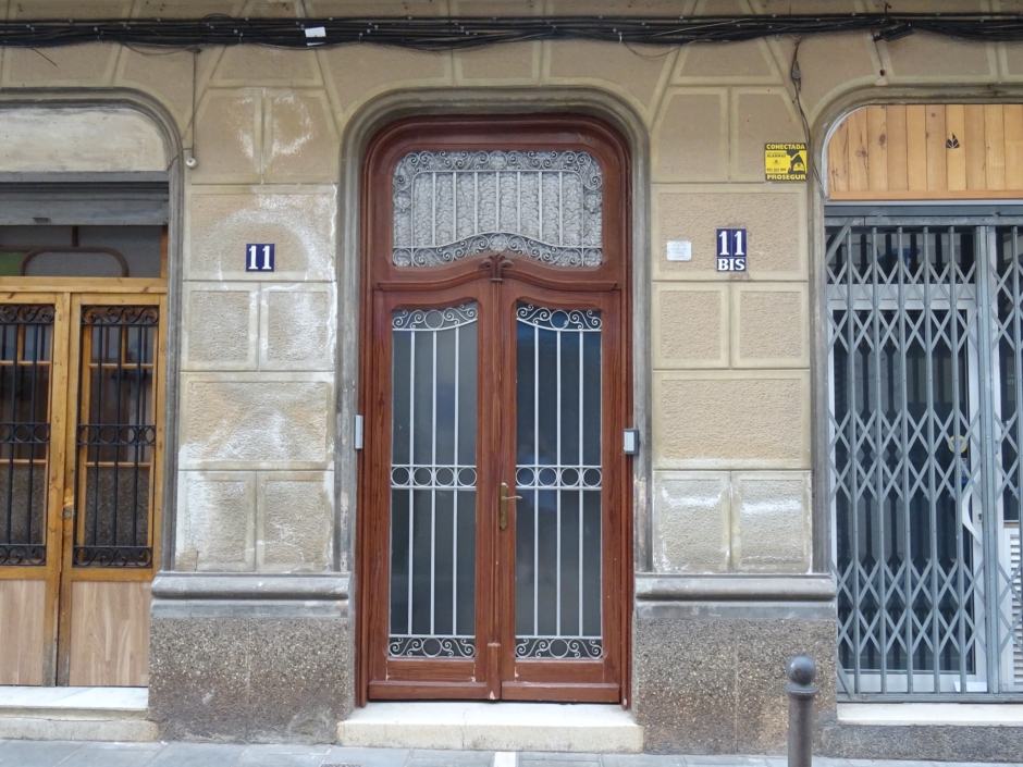 Portal d'entrada a la casa Pere Jané.