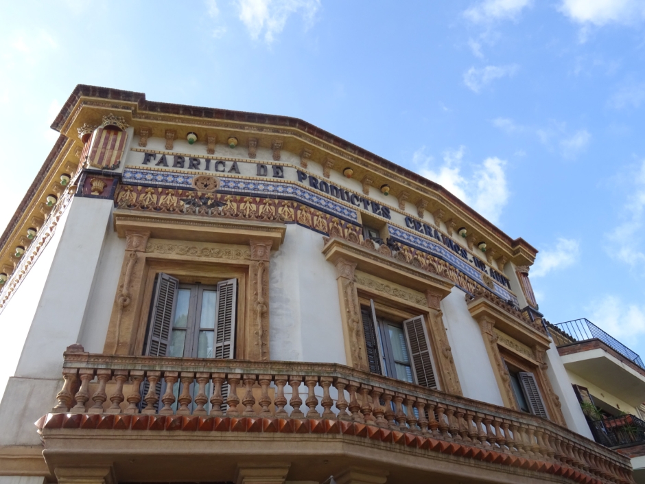 Balcó i coronament de la Terrisseria Arpí.
