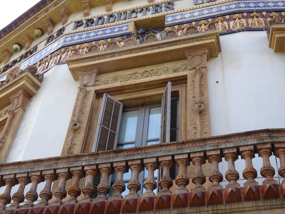 Detall decoratiu del balcó i l'obertura de la Terrisseria Arpí.