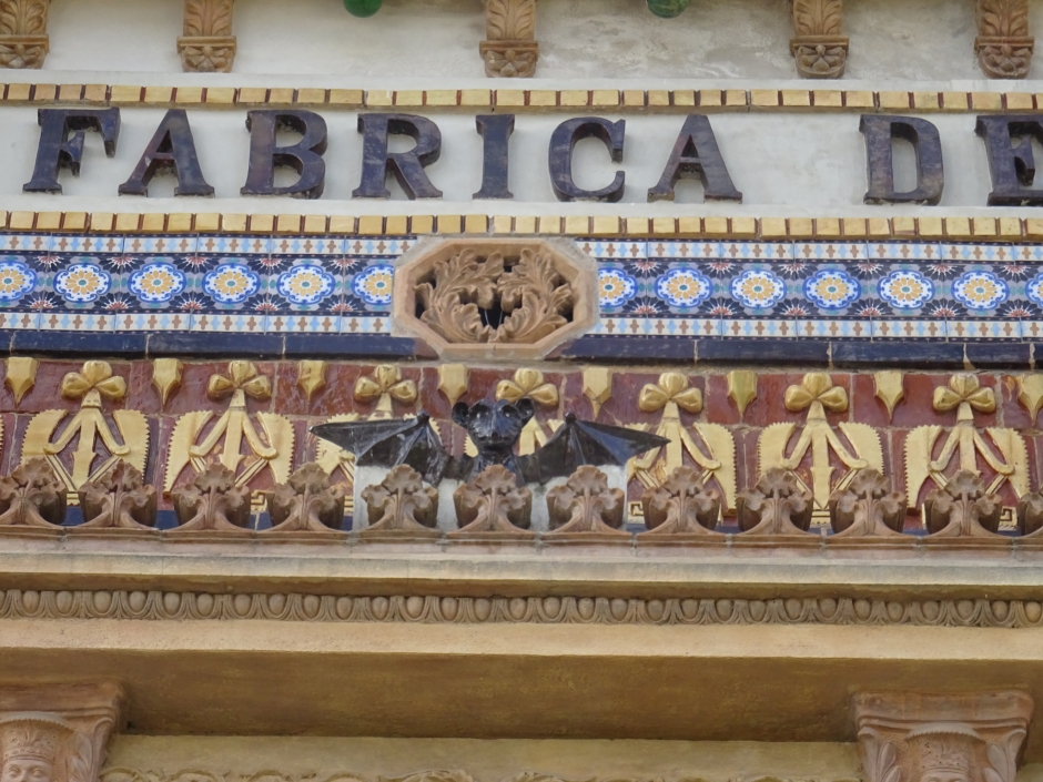 Decoració de la façana de la Terrisseria Arpí.