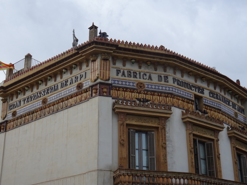 Primer pis i coronament de la Terrisseria Arpí.