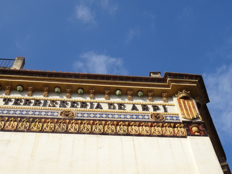 Detall del coronament de la Terrisseria Arpí.