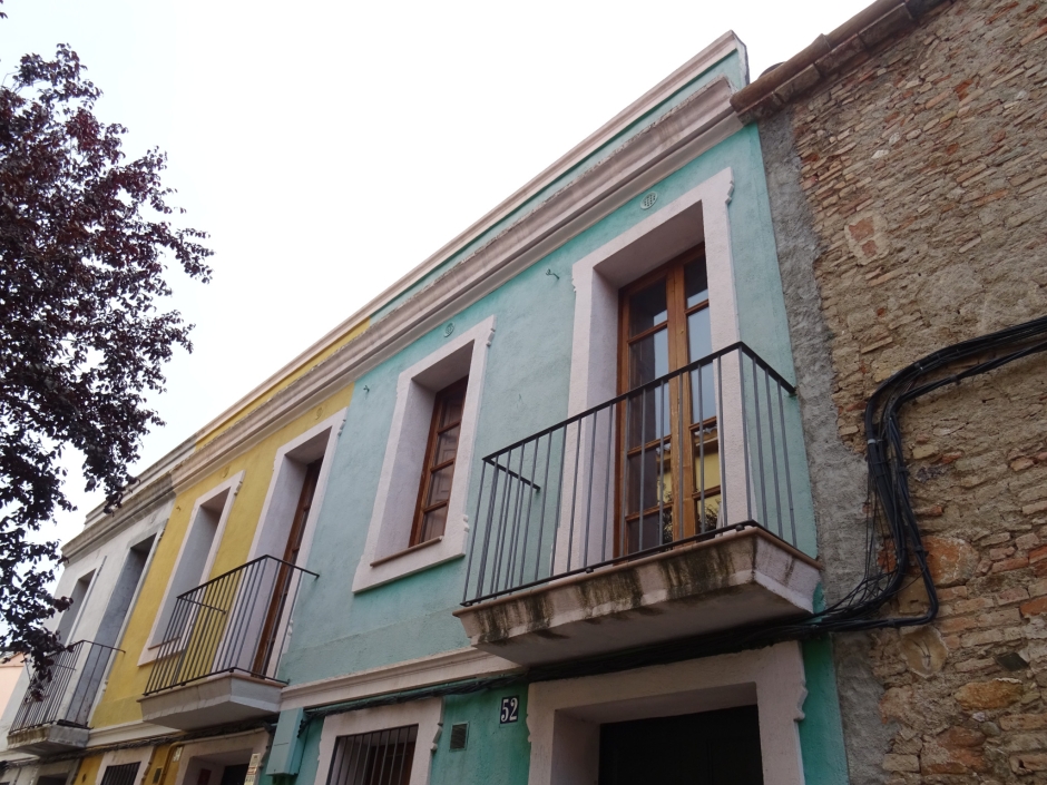 Primer pis i coronament de les cases de Joan Musella.