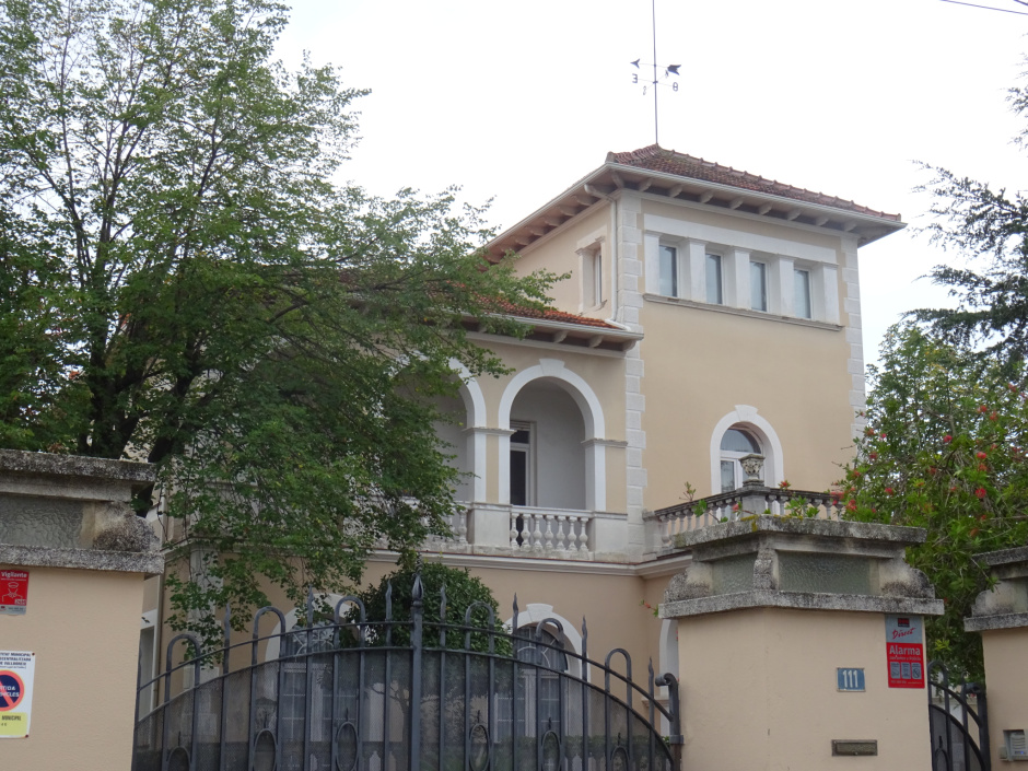 Detall de la part superior de l'edifici de la Torre de Salvador Jordà