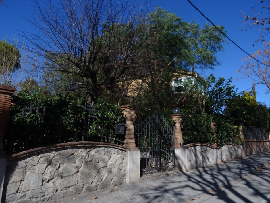 Tanca de l'avinguda de Ramon Escayola número 4.