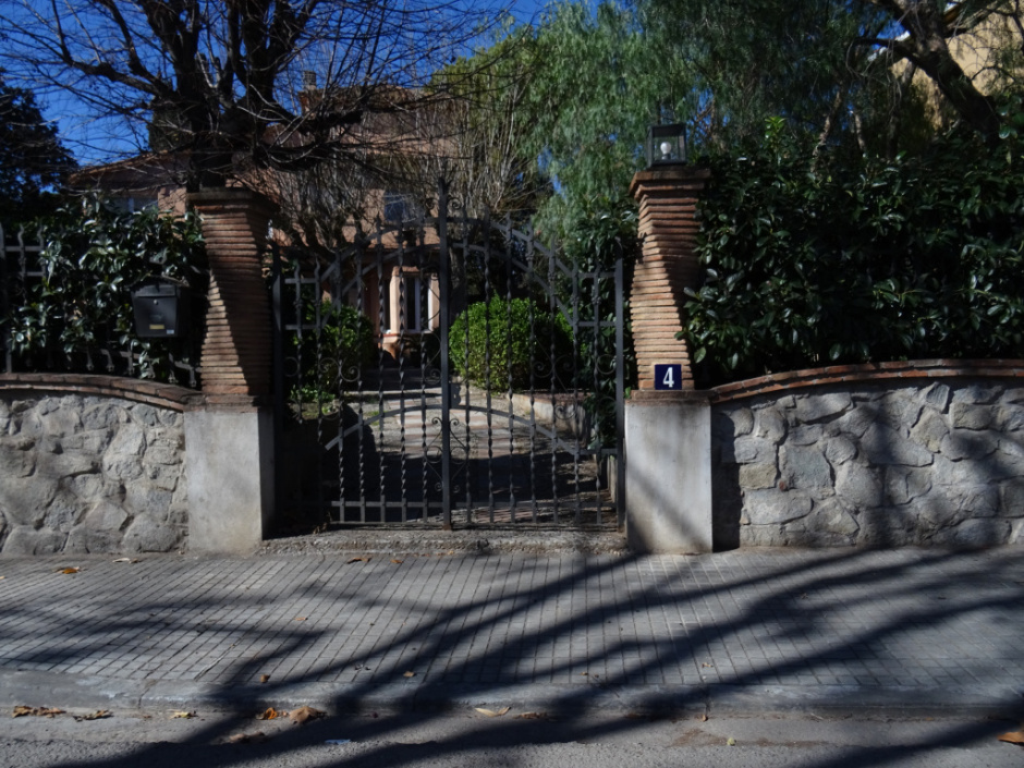 Cancell de l'avinguda de Ramon Escayola número 4.