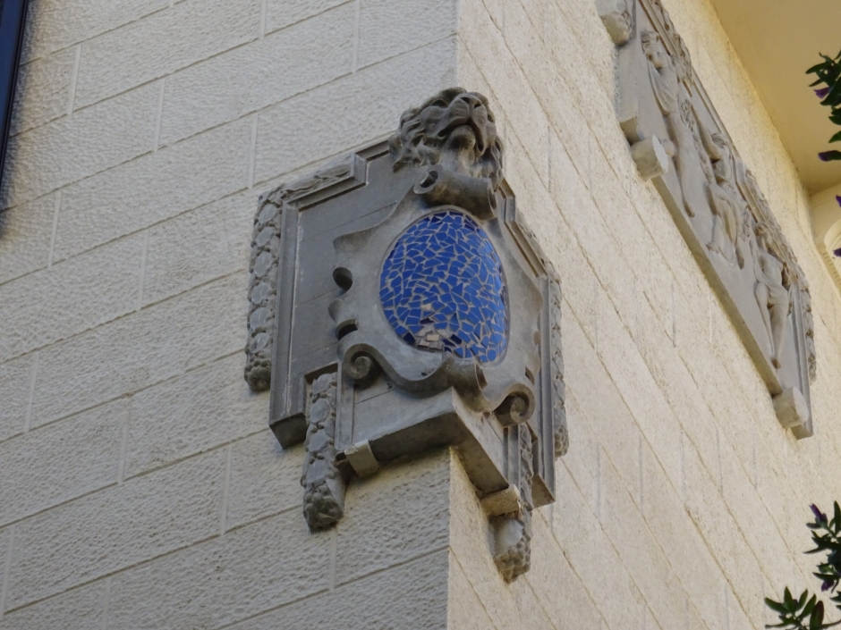 Detall ornamental de la façana del xalet de Maria Bas.