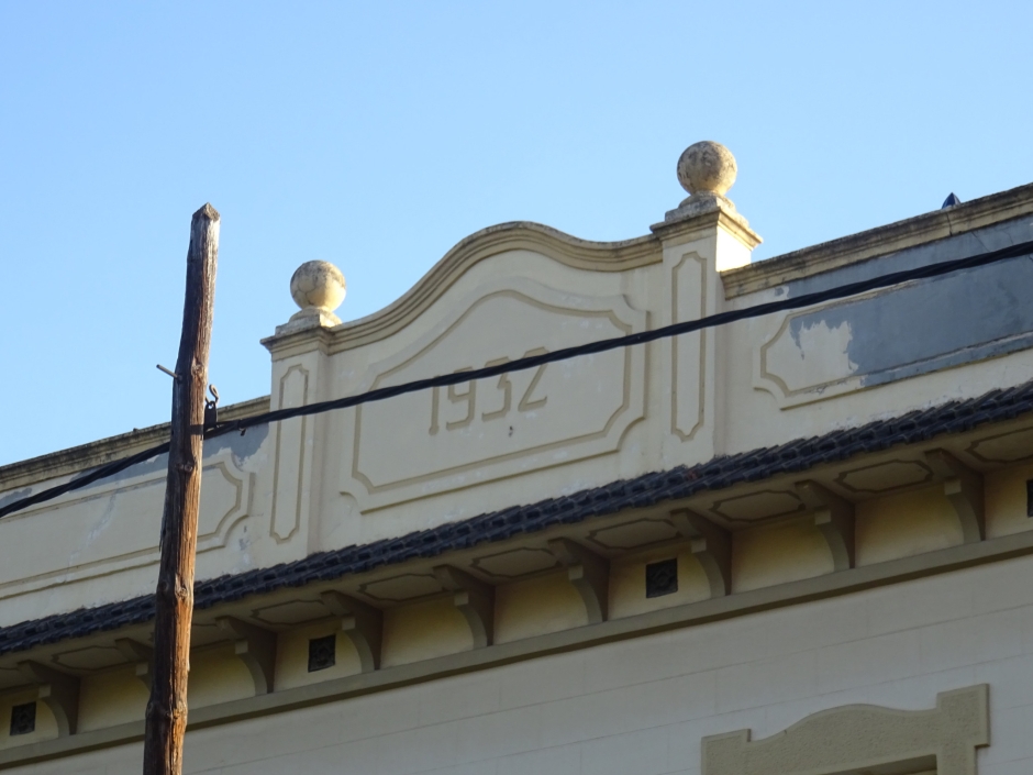 Cartel·la amb l'any de la construcció de la casa de la rambla Ribatallada número 21