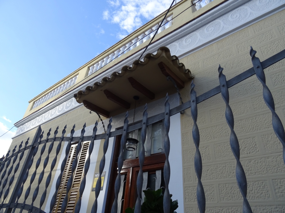 Detall del portal i entrada de la casa al carrer Barcelona número 10.