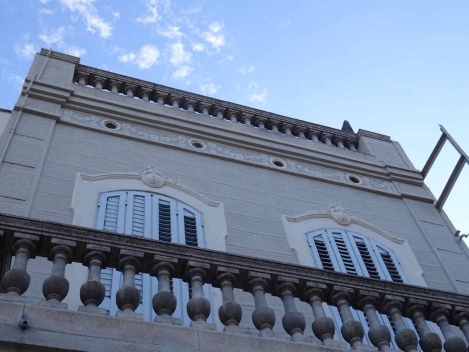 Detall del primer pis i coronament de la casa de Francesc Amat.