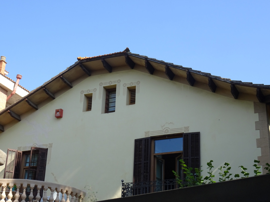 Detall de les golfes i del coronament del xalet de Juli González.