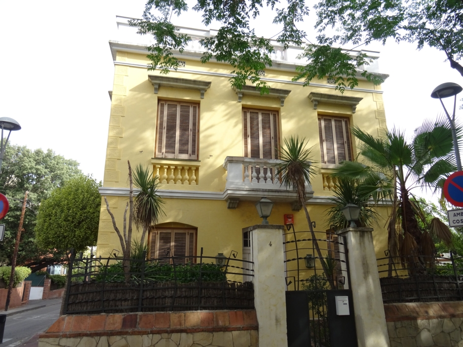 Façana principal de la torre unifamiliar al carrer Pahissa número 4.