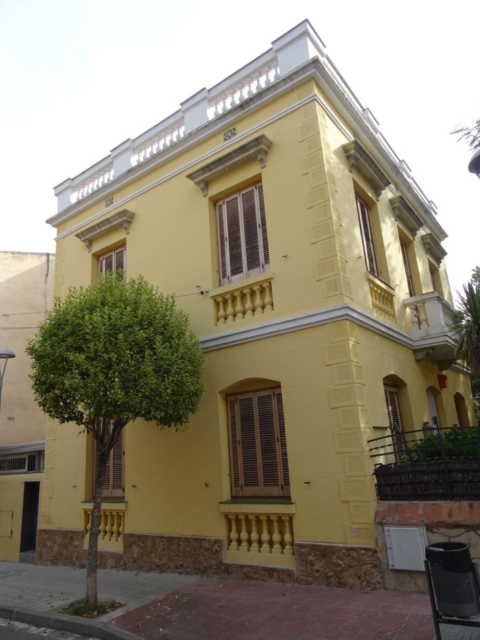 Façana lateral de la torre unifamiliar al carrer Pahissa número 4.